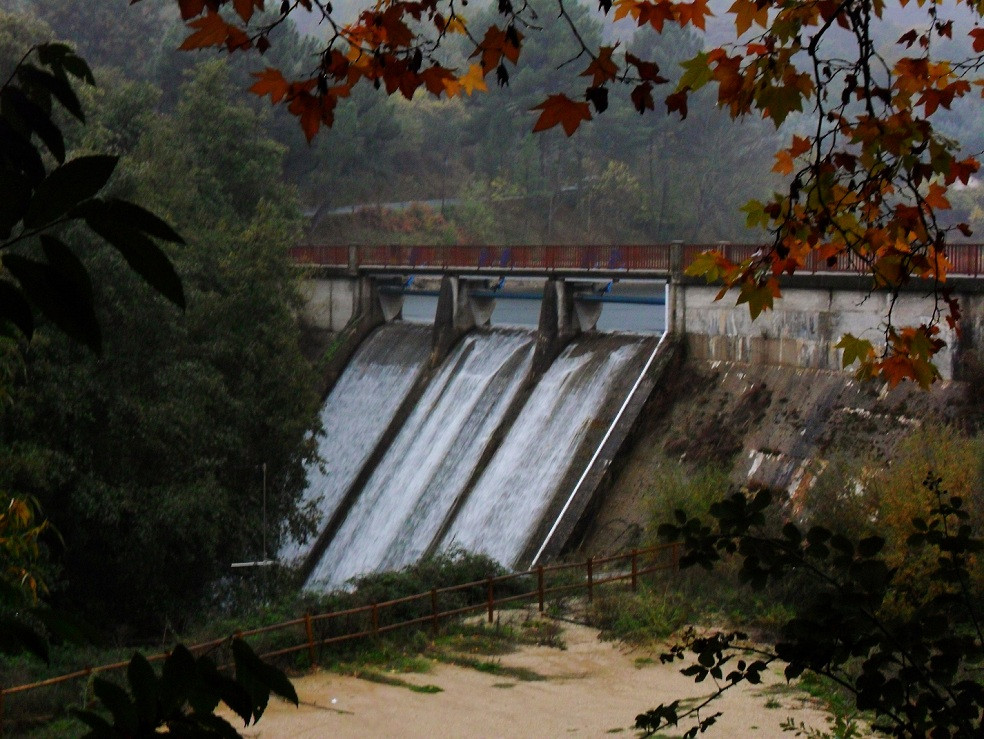 Presa de gravedad del pantano de Arena de San Pedro